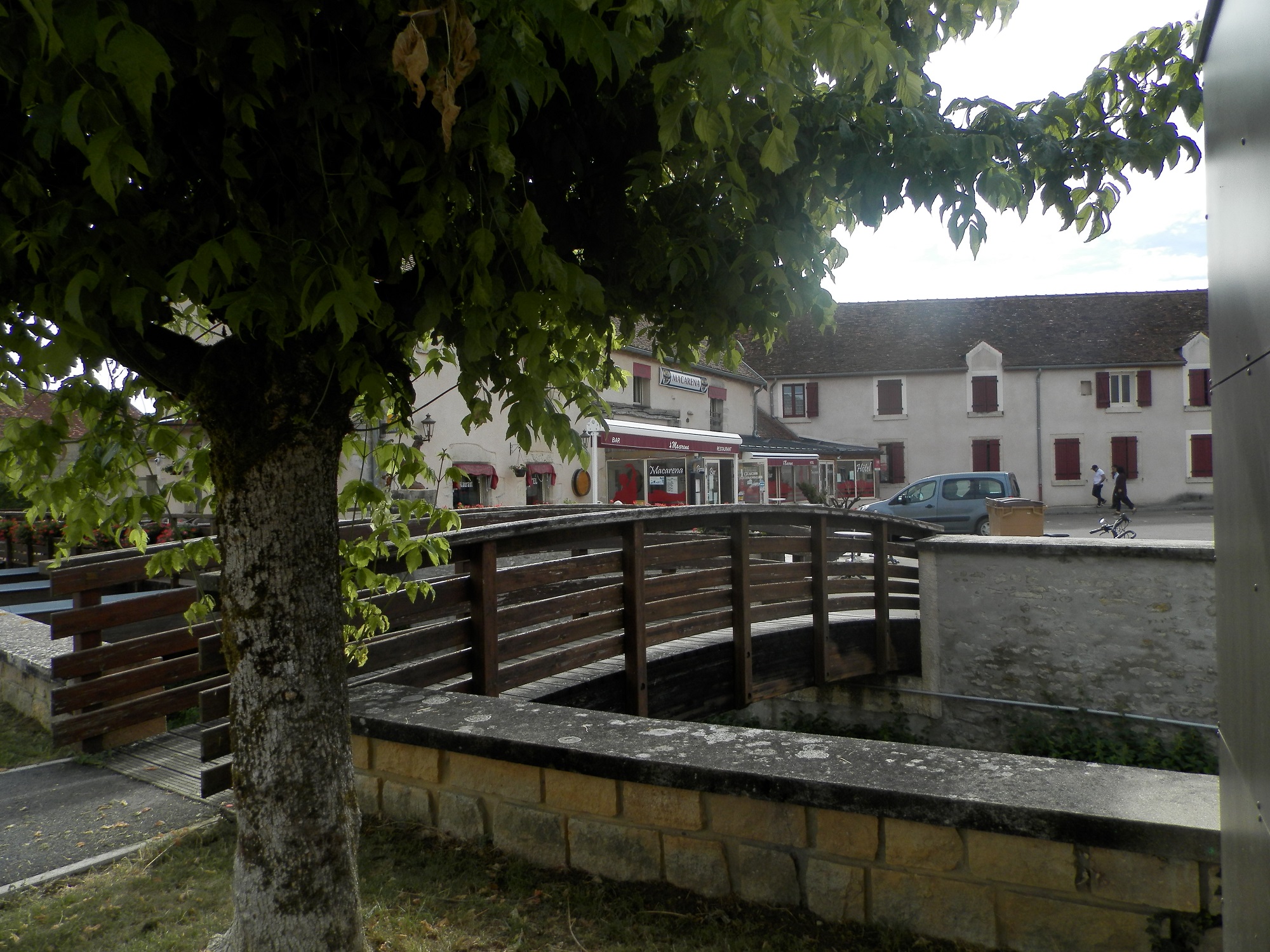 Le restaurant et une vue sur deux logements gérés par la commune