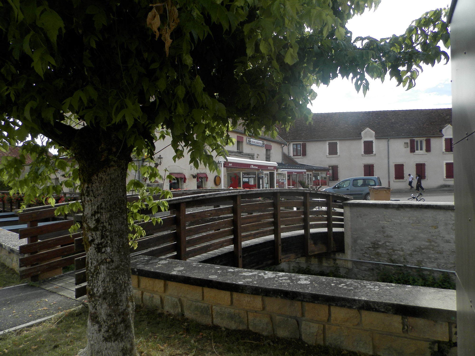 Le restaurant et une vue sur deux logements gérés par la commune